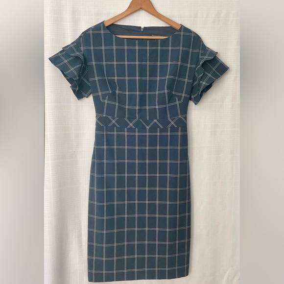 Banana Republic Dresses & Skirts - Banana Republic flutter sleeve navy and cream Midi Dress